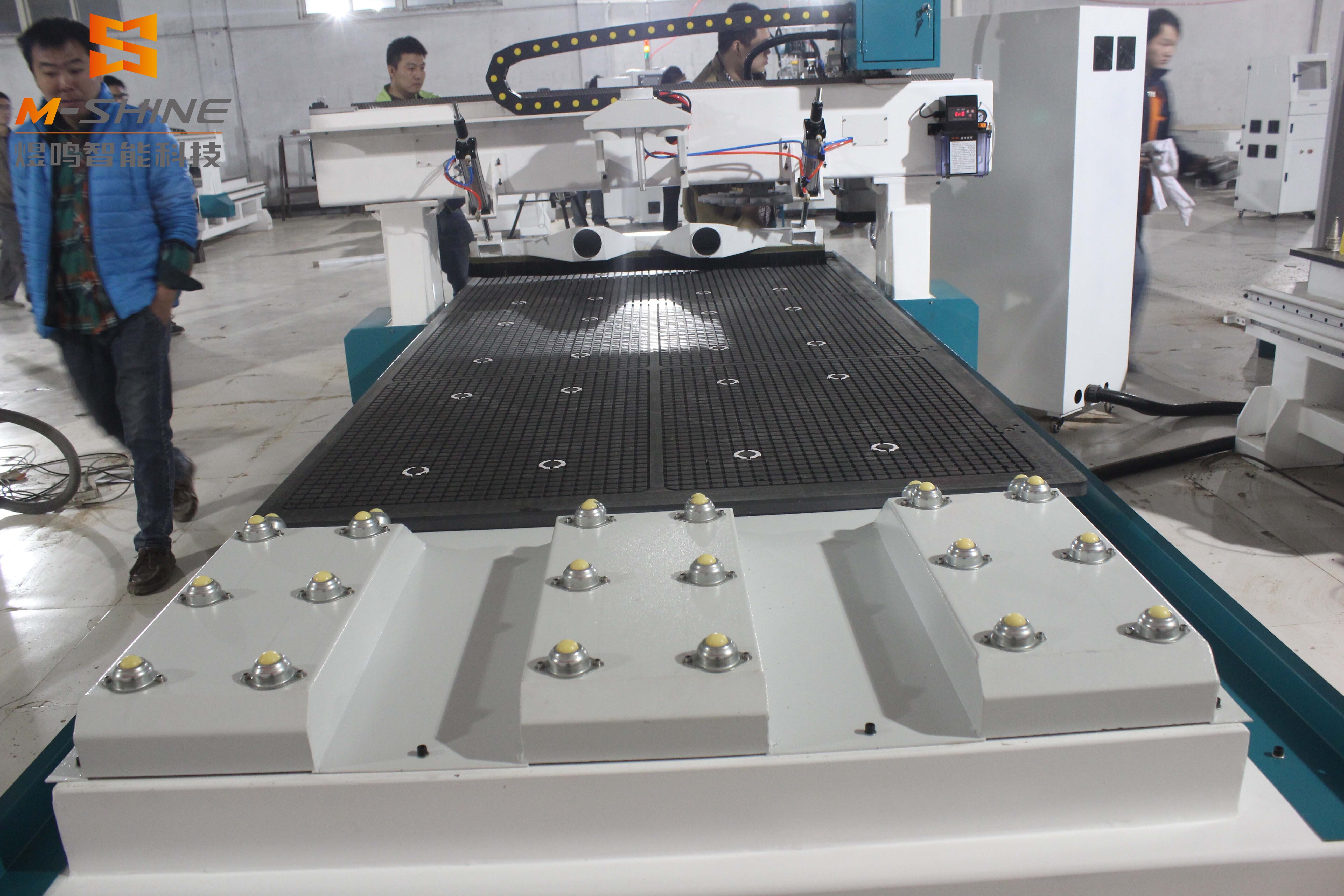 Disc tool changing machining center 1325