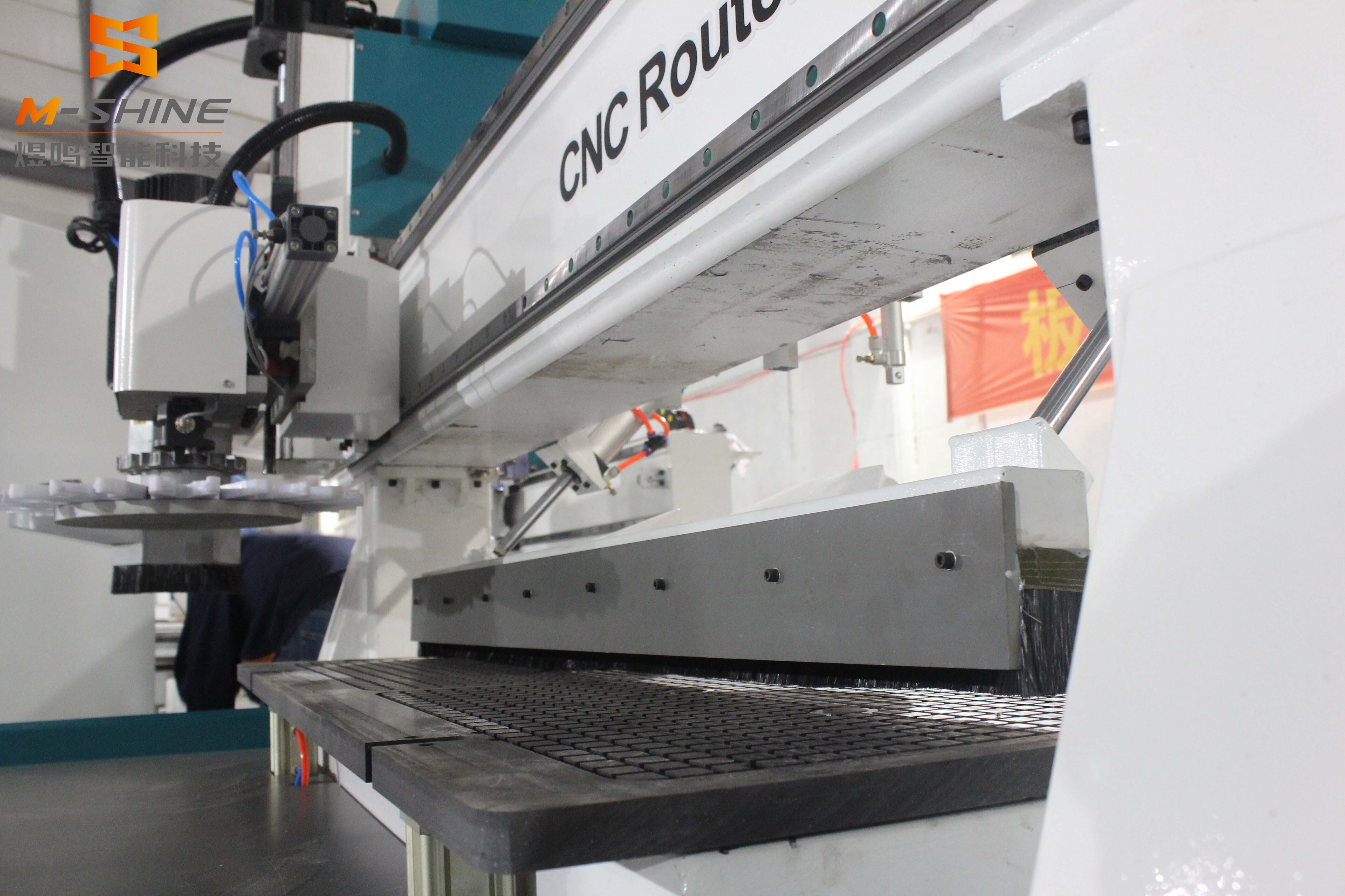 Disc tool changing machining center 1325