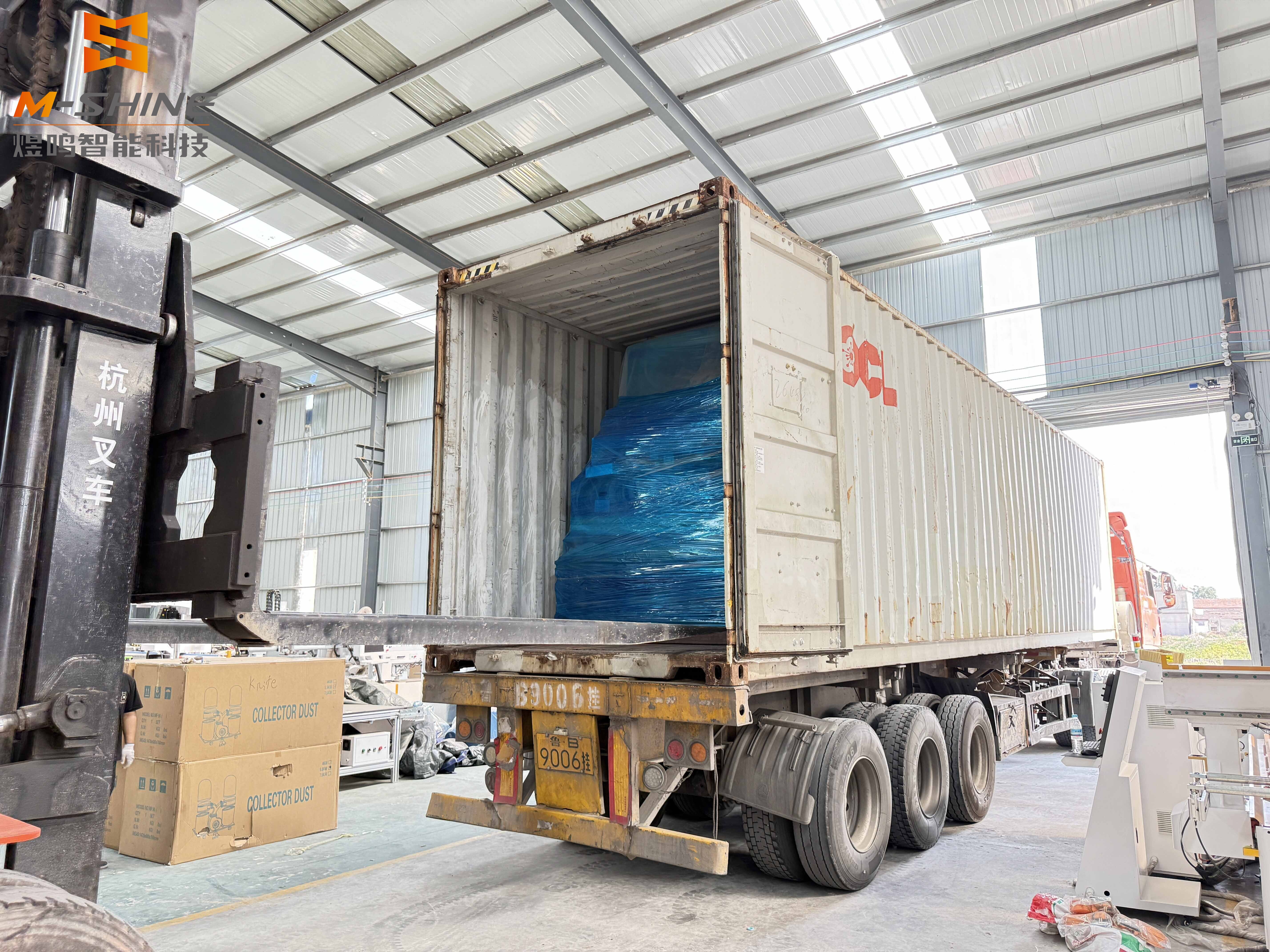 جهاز التوجيه باستخدام الحاسب الآلي المتداخل للأخشاب المتداخلة JINAN M-shine ATC يرسل معدات CNC المتطورة إلى ألمانيا