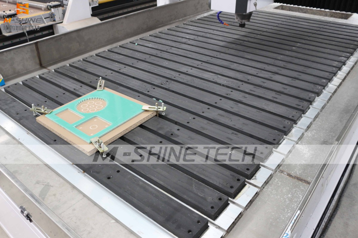 آلة تفريز CNC عالية الدقة لمعالجة الألياف الزجاجية والبُكاليت وألواح PE وألواح الألومنيوم IMG_7582