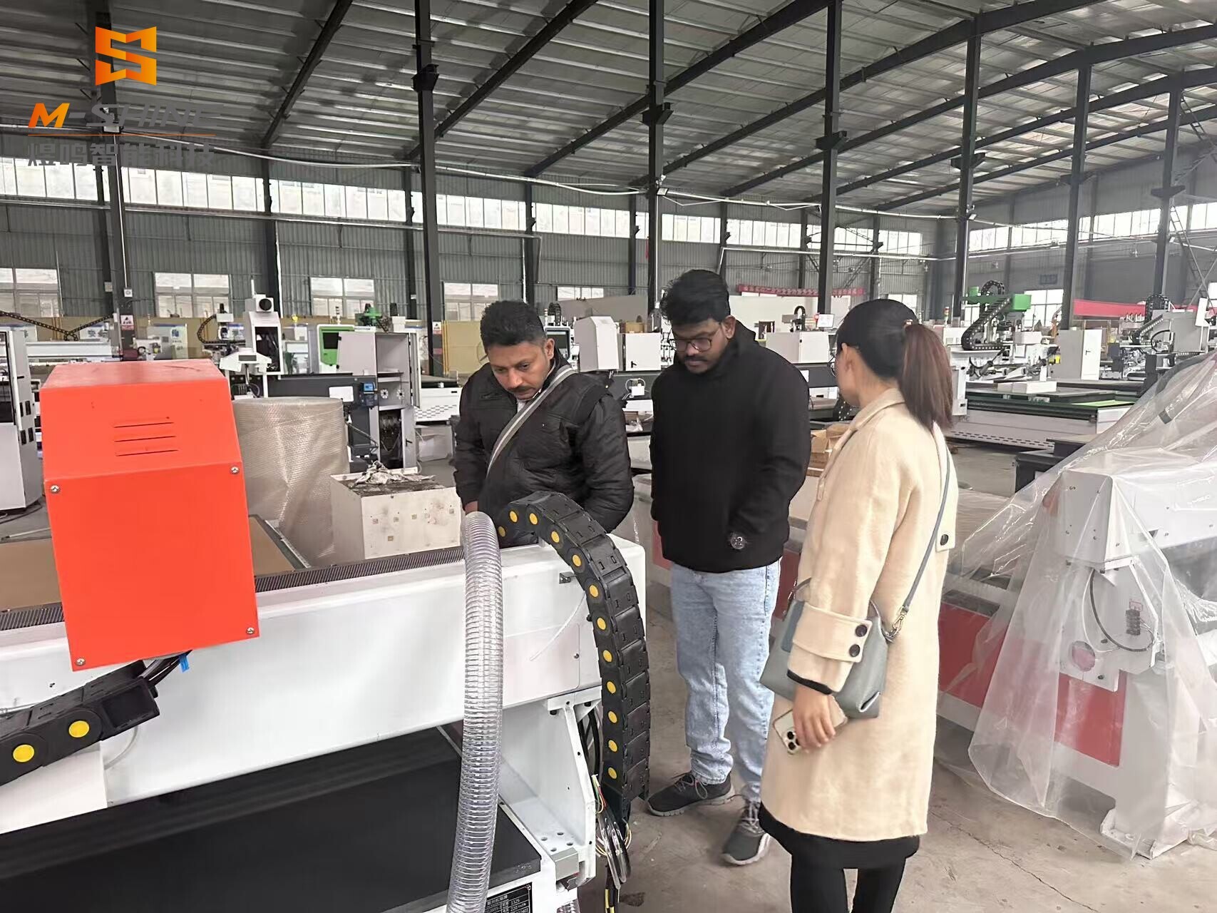 Un autre client indien a effectué une inspection sur place et a commandé 10 unités de routeur CNC 1325 ATC.