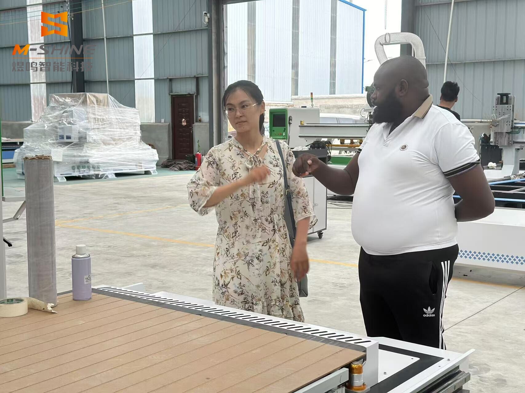 Zusammenarbeit mit nigerianischen Kunden zur Bestellung von geraden CNC-Fräsmaschinen mit automatischem Werkzeugwechsel