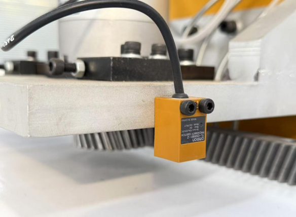 Korrekte Unterscheidung zwischen Hartschienenbearbeitung und Drahtschienenbearbeitung für Holzbearbeitungs-ATC-CNC-Fräsmaschinen