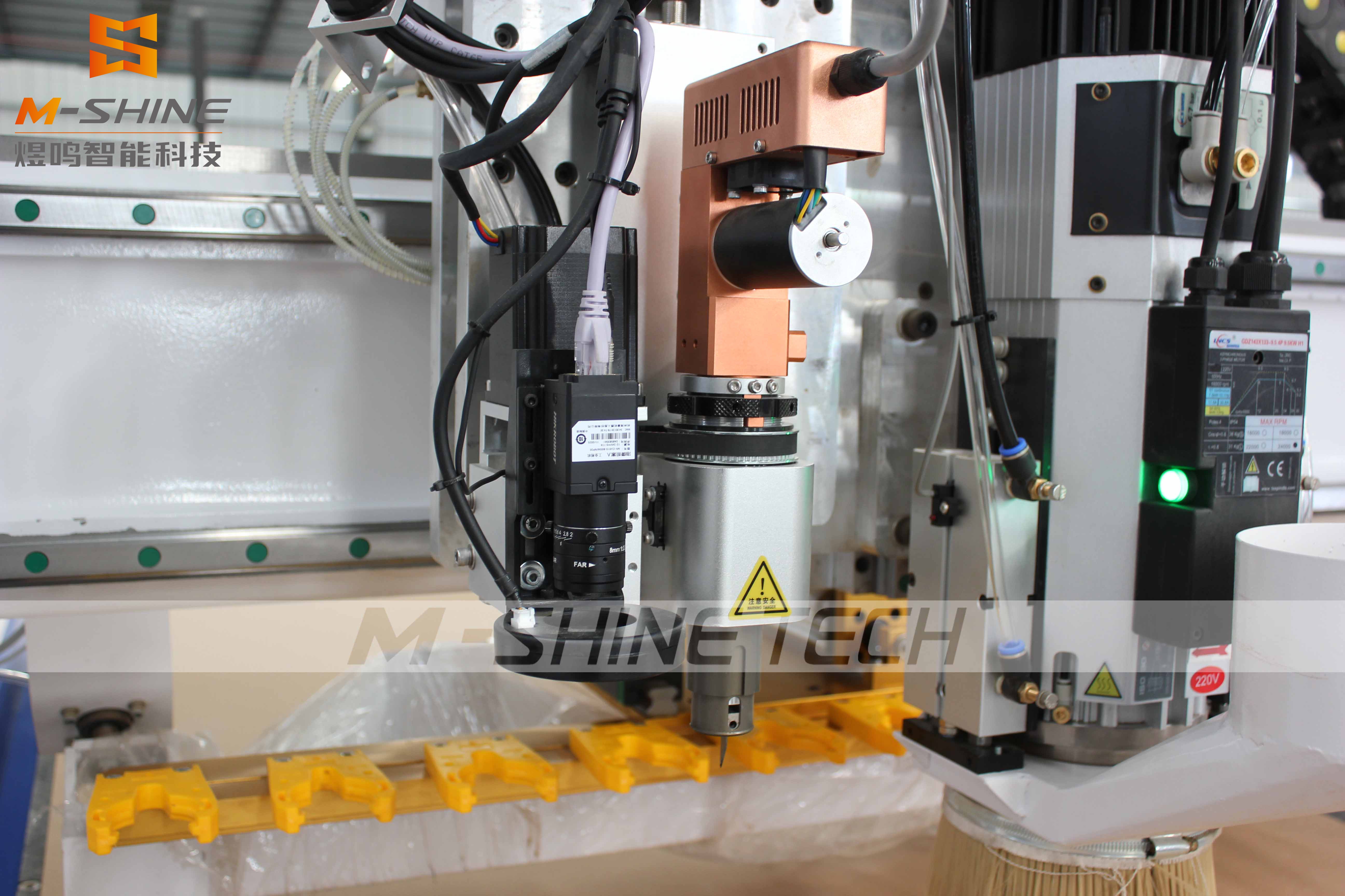 Was sind die Vorteile der Kombination einer AATC CNC-Holzbearbeitungs-Schneidemaschine mit einer CCD-Kantenerkennung und einem Vibrationsmesser?