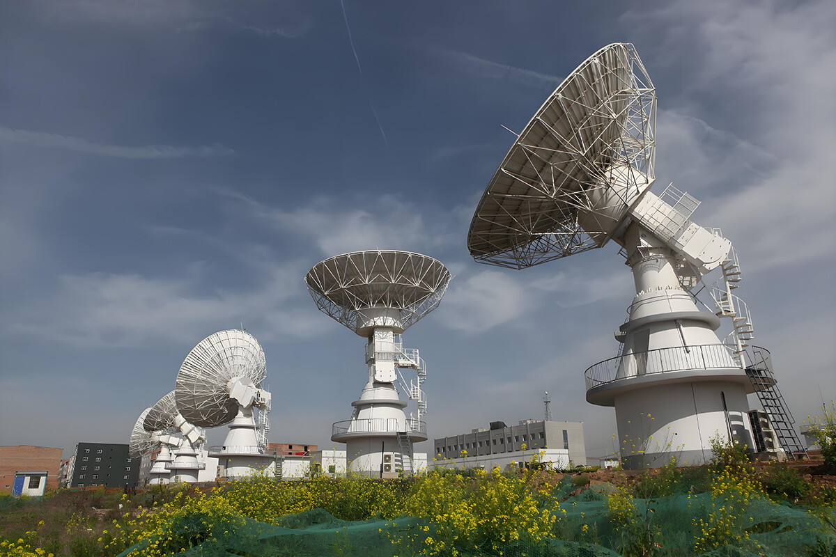 Atomic Clocks and Time Service Centers