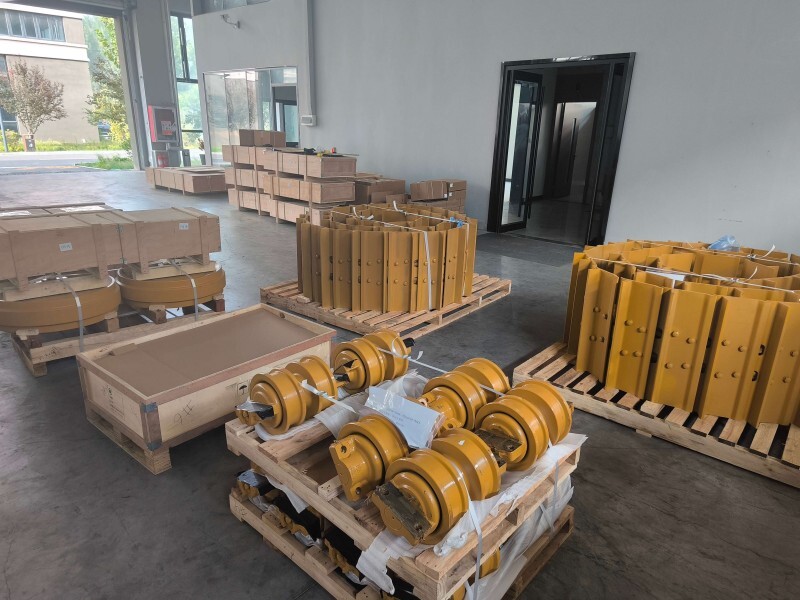 Shantui spare part warehouse (1).jpg