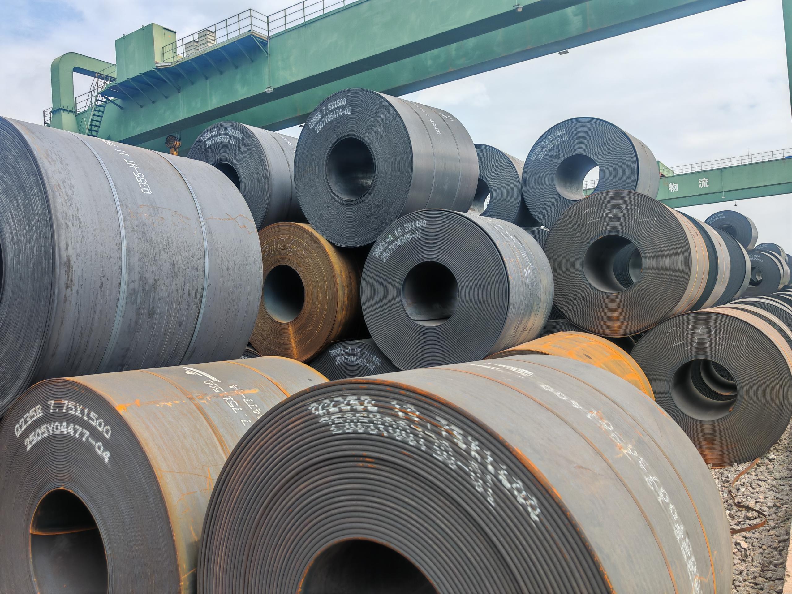 عشرة آلاف طن من لفائف الصلب تتجمع في الميناء، في انتظار التحميل على السفن لرحلات طويلة.