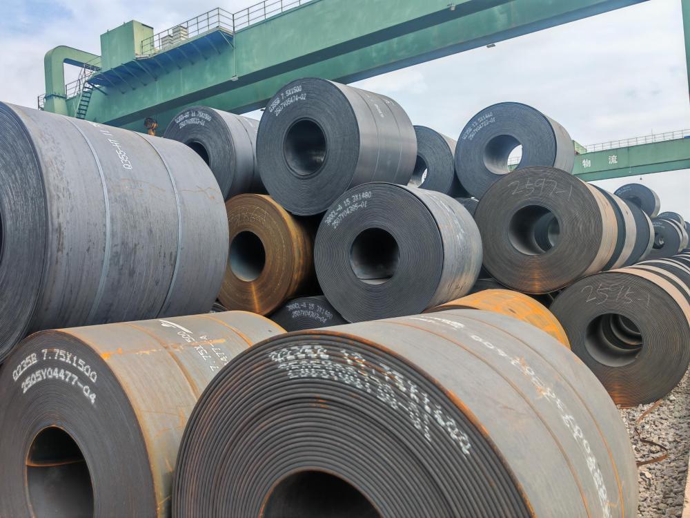 عشرة آلاف طن من لفائف الصلب تتجمع في الميناء، في انتظار التحميل على السفن لرحلات طويلة.