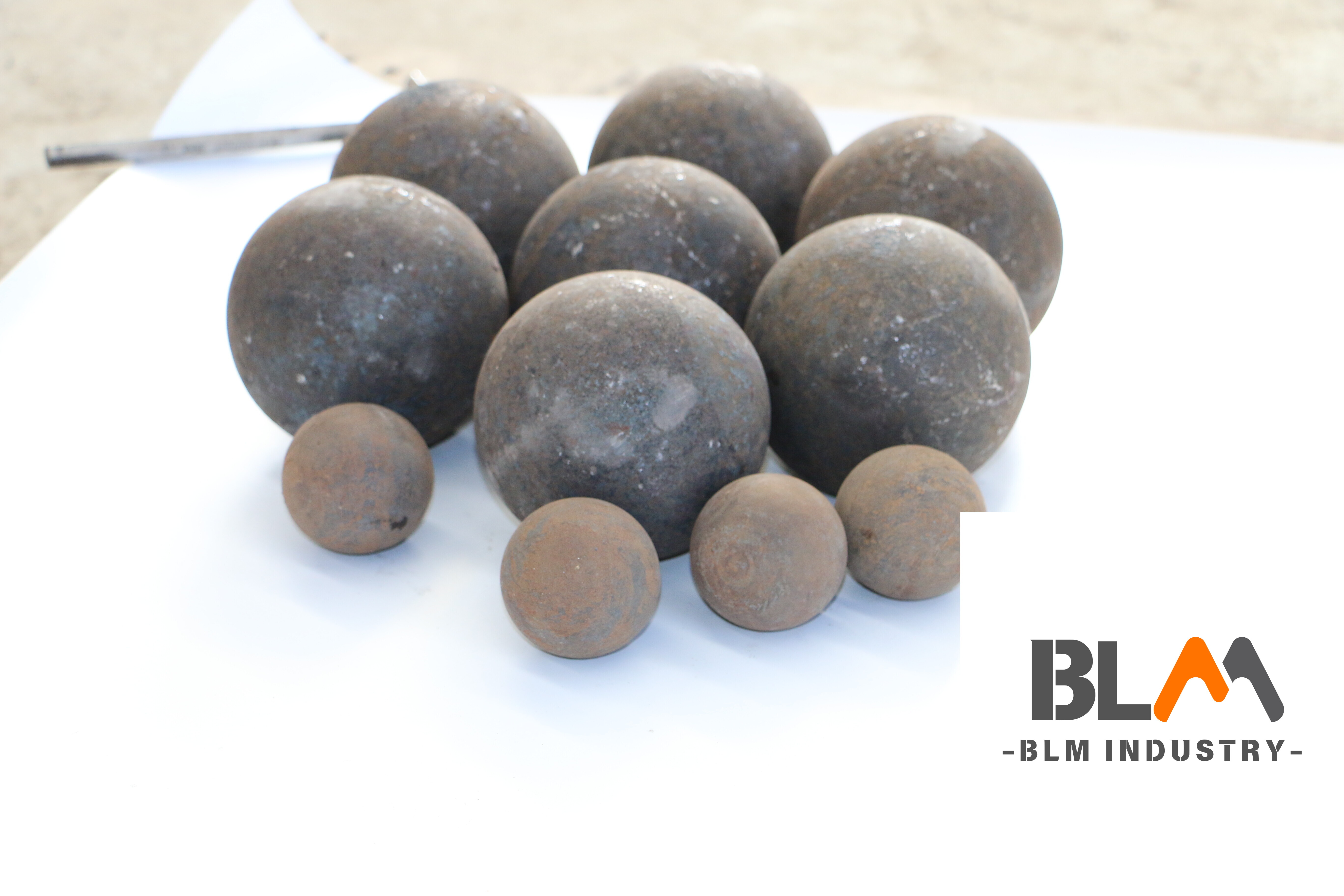 Bola de acero forjada para medios de molienda de 10 mm a 200 mm