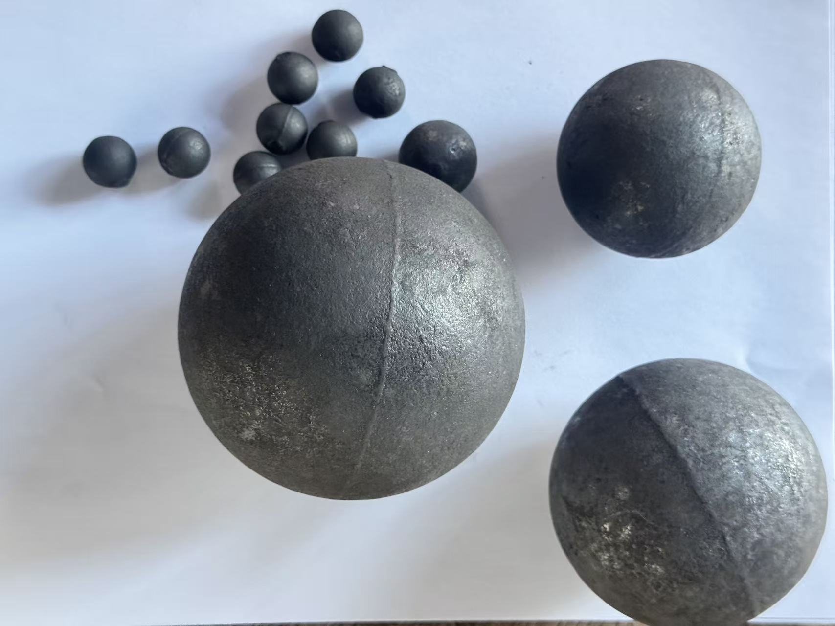 Bolas de acero fundido al cromo microaleado con Nb para grandes molinos de cemento de 3.2-5m | 50% mayor tenacidad | Tasa de rotura <0.8% | Súper resistencia a la corrosión