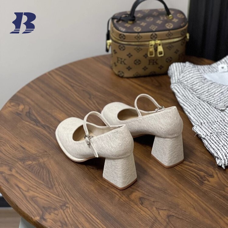 Women's sandals can be customized