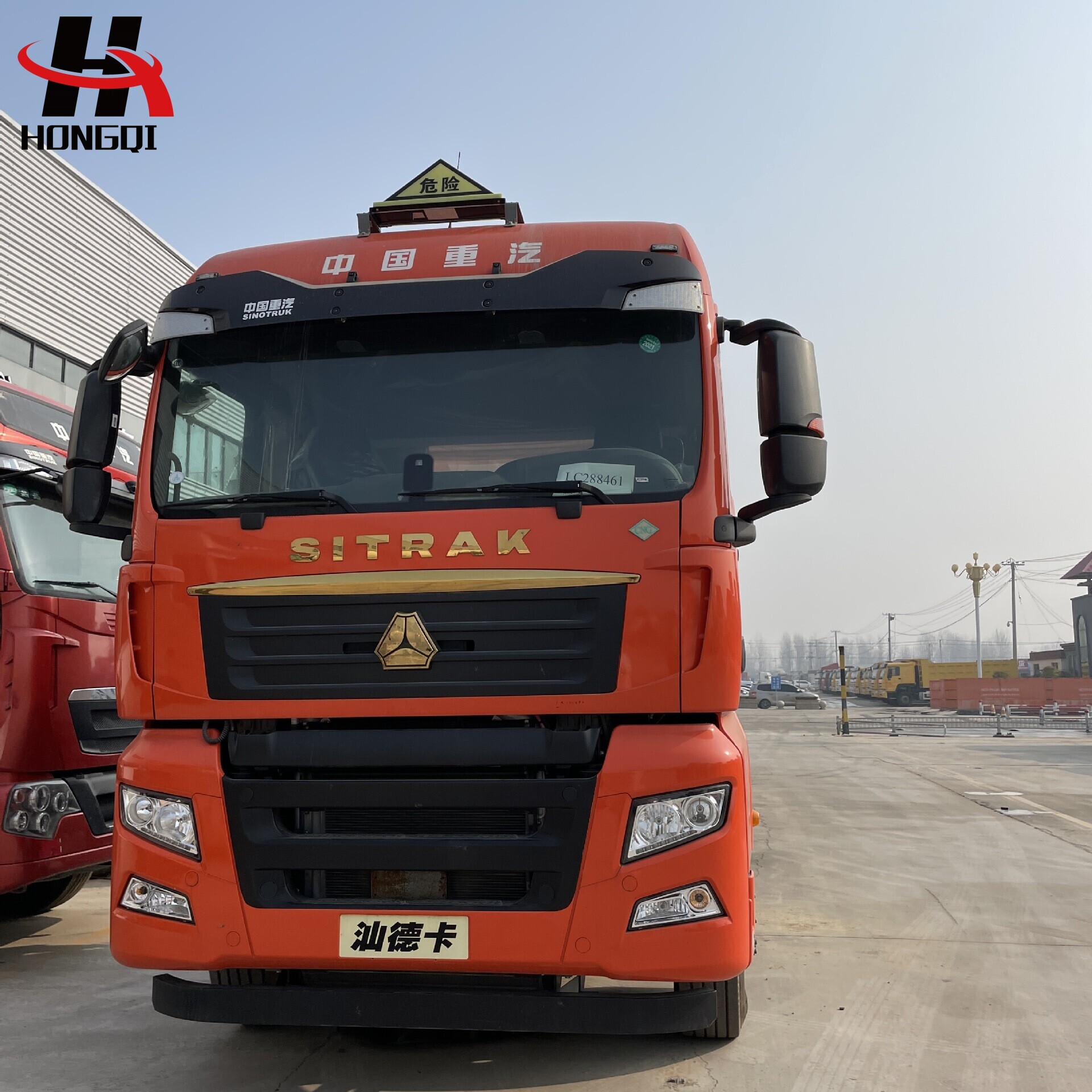 Export Sinotruk C7H heavy truck 440 HP 6X4 Tractor CNG Tractor