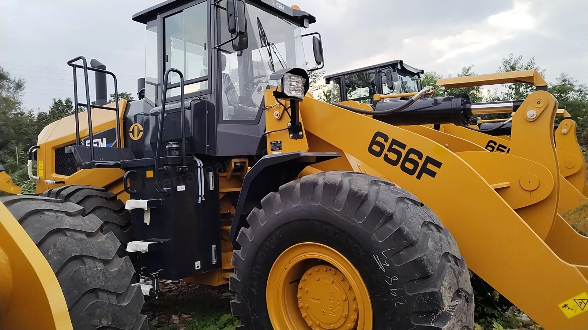 SEM 653D 5 Ton Wheel Loader | Durable & Efficient Drivetrain