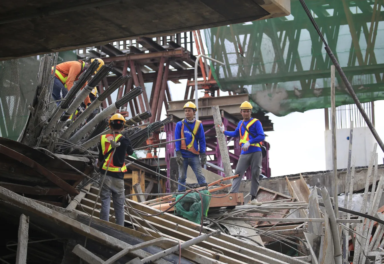 Tell me about the application of self centering systems in Earthquake Engineering