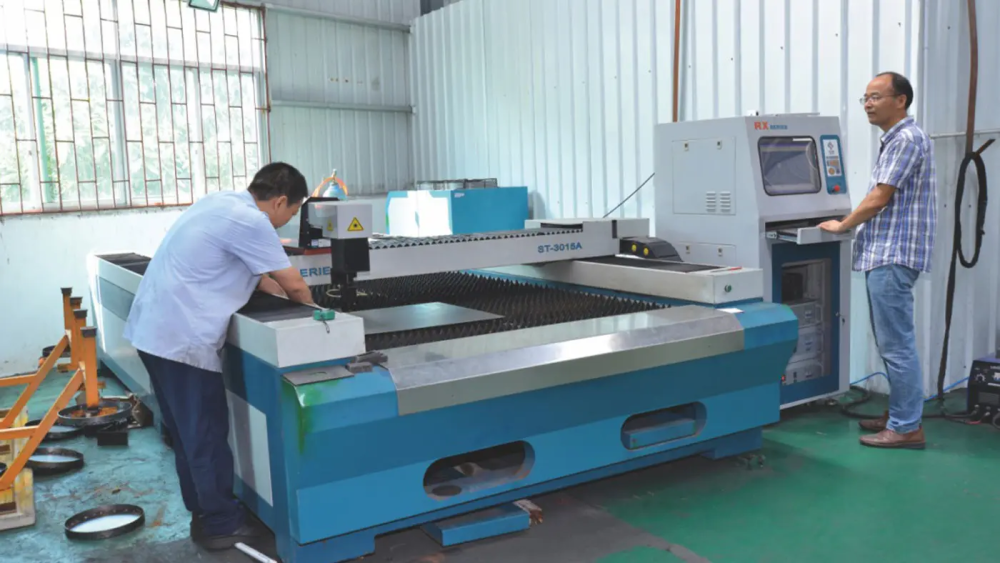 We usually divide injection molding machines into the following categories: