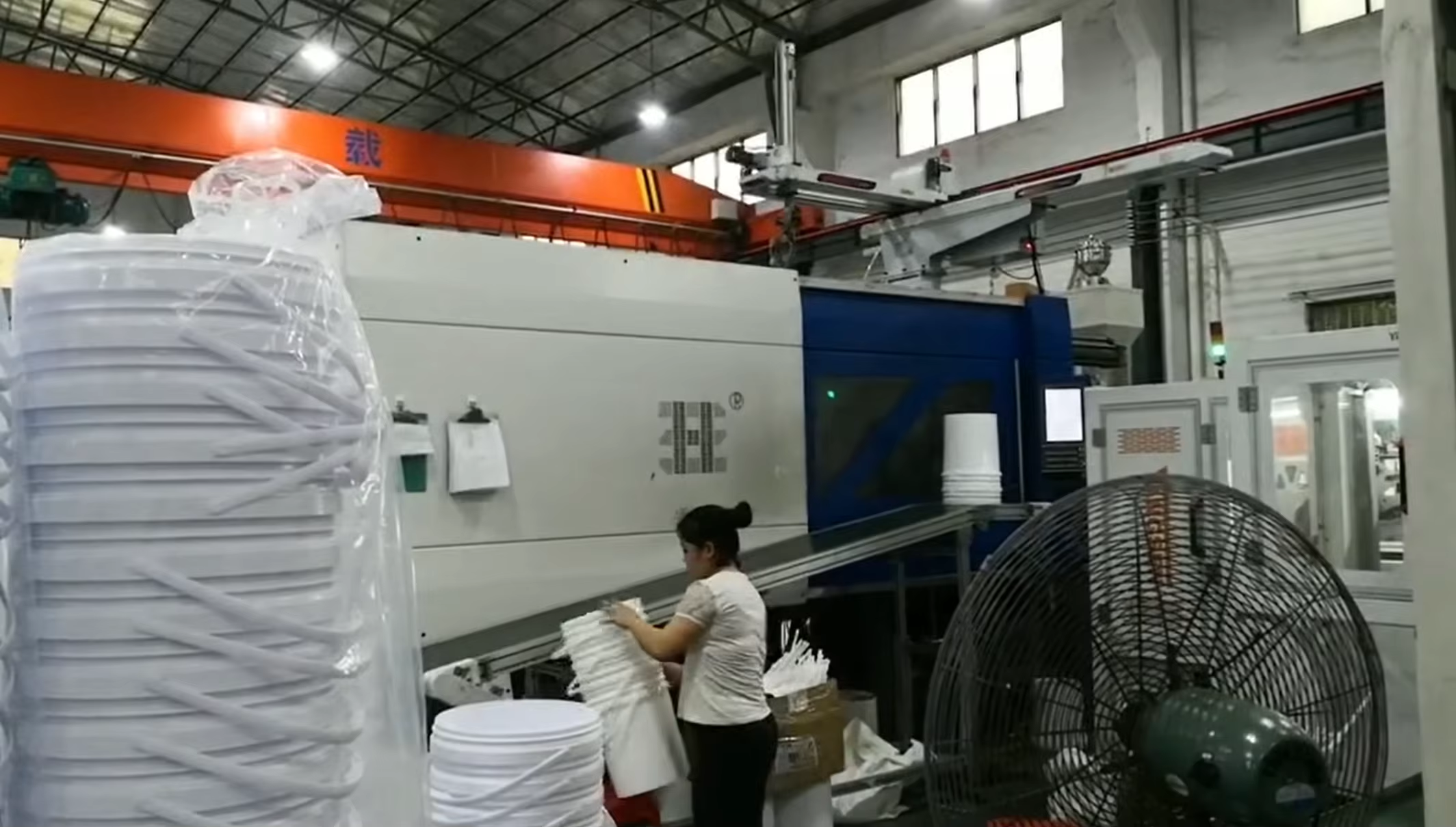 ZHENHUA 1000T Producing 2-cavity Paint Kettle Containers Oil Bucket 20L 25L Bucket Special Injection Molding Machine