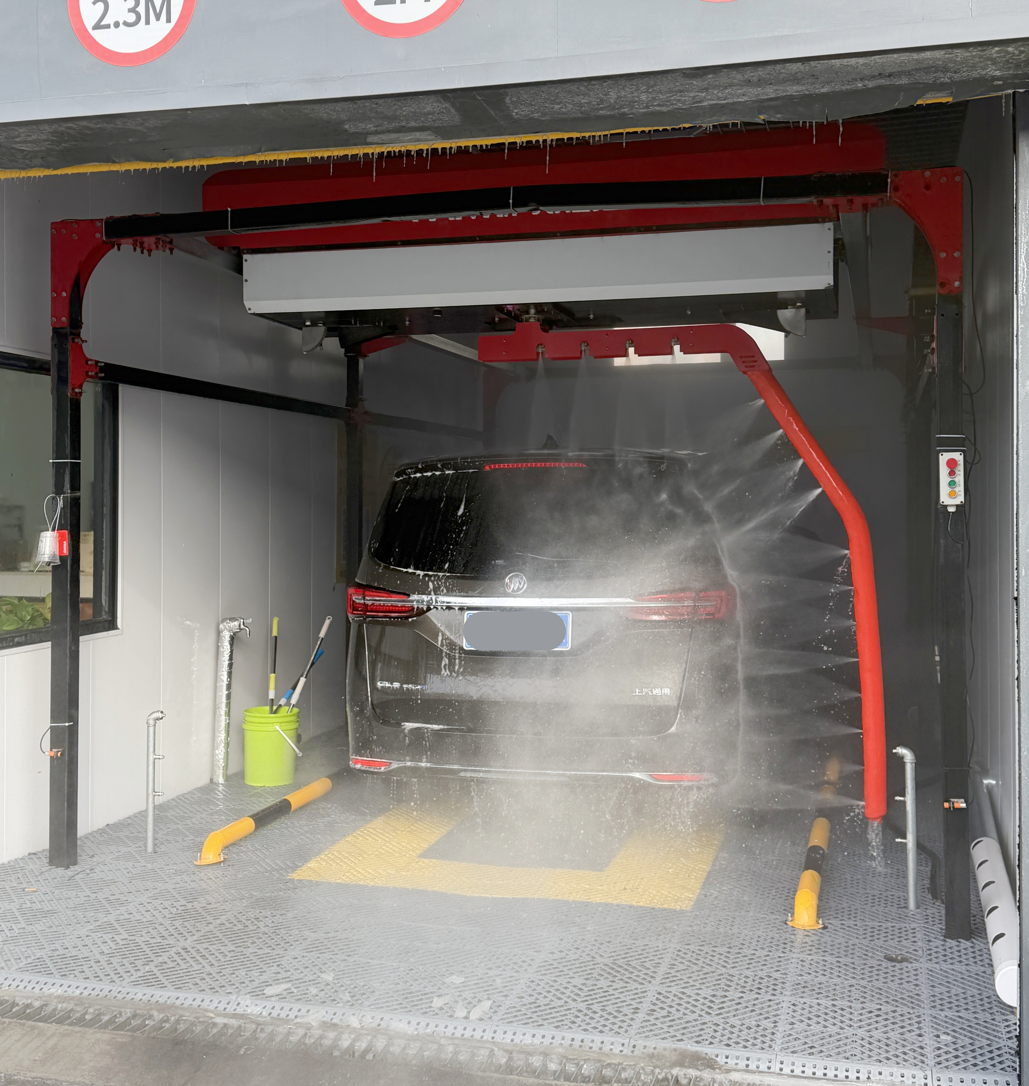 When Is a Touchless Car Wash Machine the Better Choice for Commercial Sites?