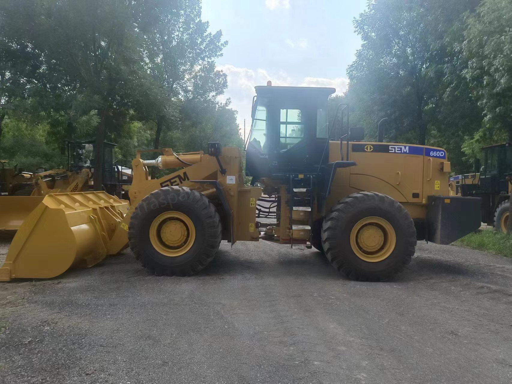 Machines chargeuses sur pneus SEM  SEM 660D chargeuse sur pneus 6 tonnes