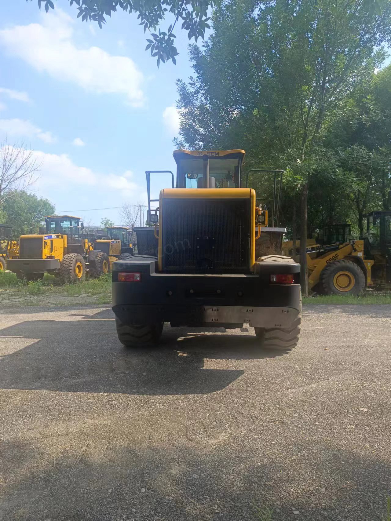 Machines chargeuses sur pneus SEM  SEM 660D chargeuse sur pneus 6 tonnes