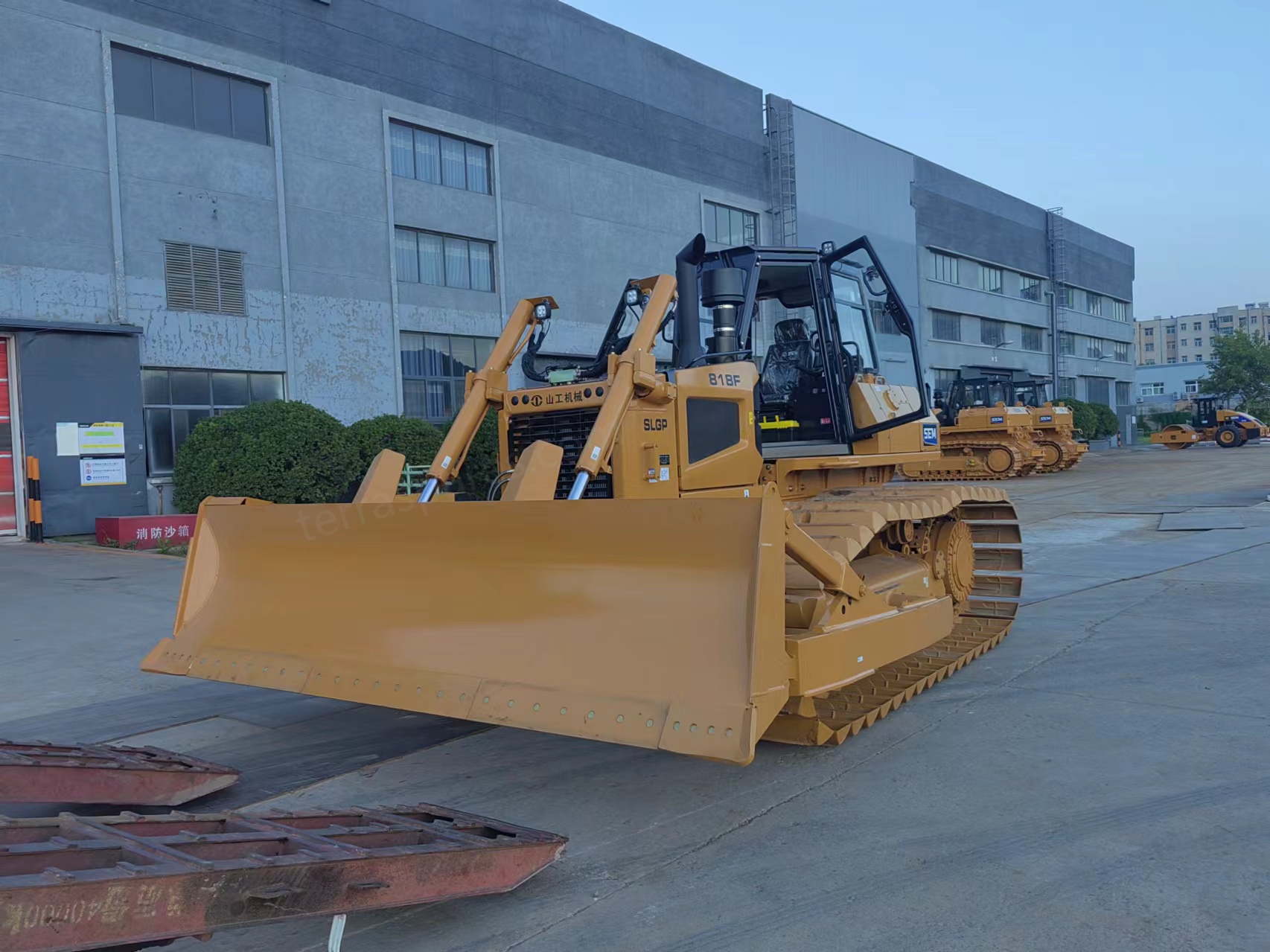 Bulldozer SEM 818F 18 tonnes pour travaux intensifs