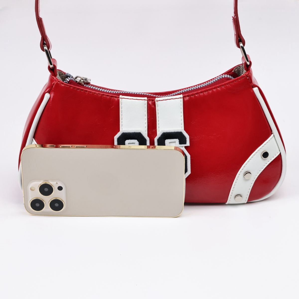 Wholesale a large quantity of PU fashionable handbags