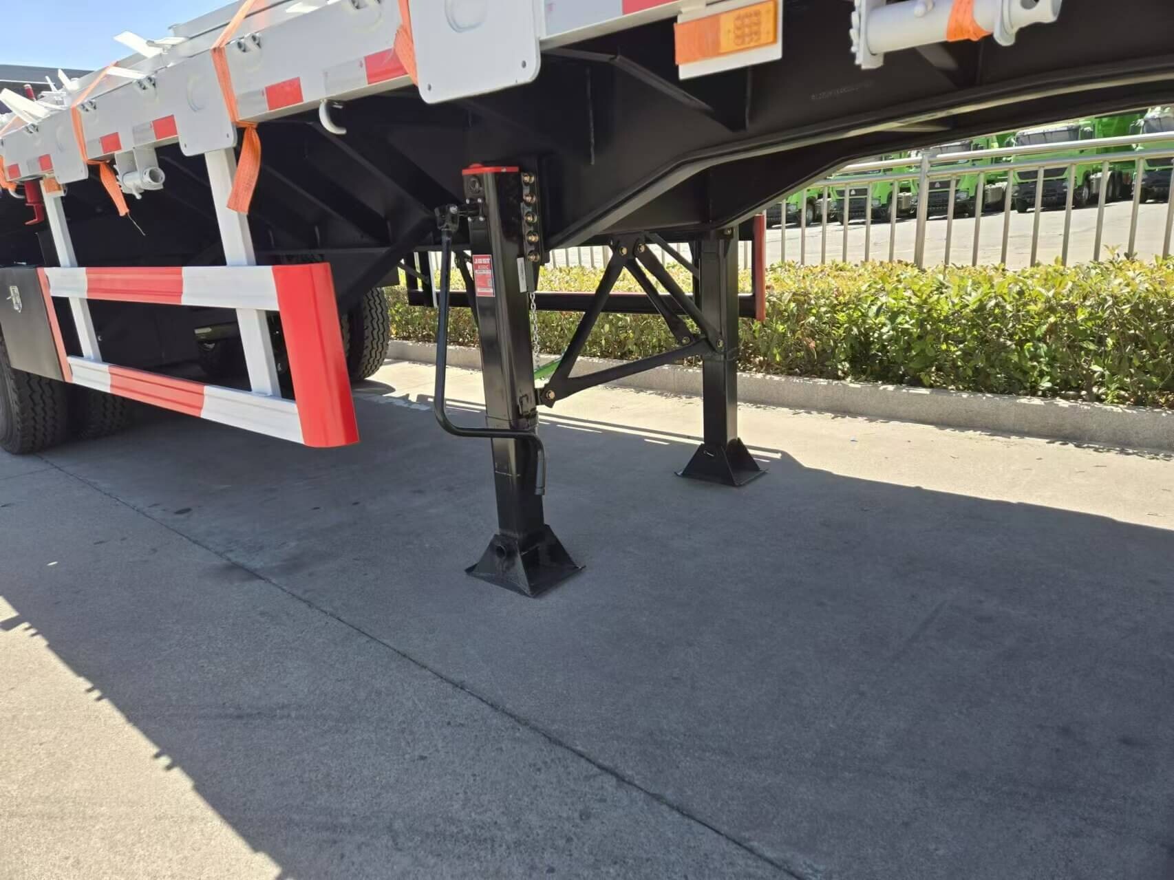 Нога - опорное устройство для полуприцепа