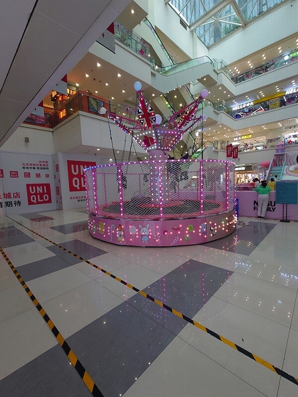 Six-person color lantern bungee jumping