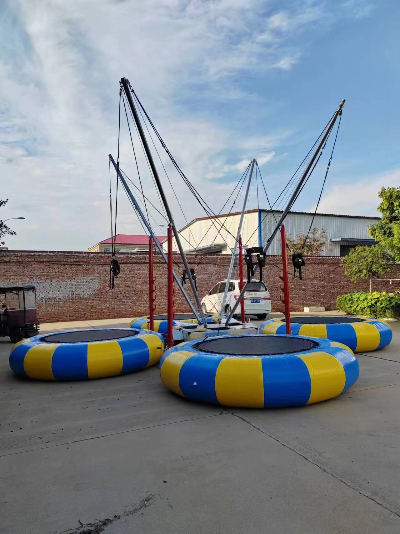 Quad-person inflatable trailer bungee jumping