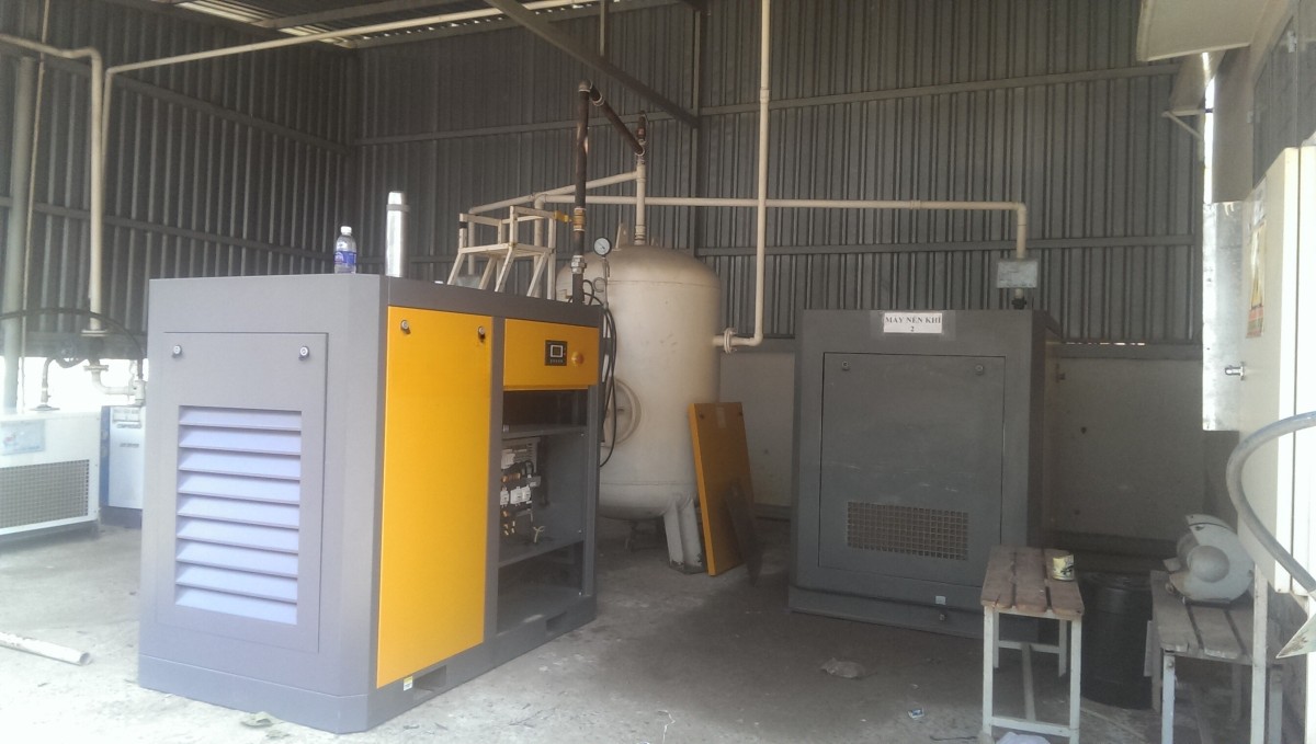 Sanitary screw compressor biotech labs.jpg