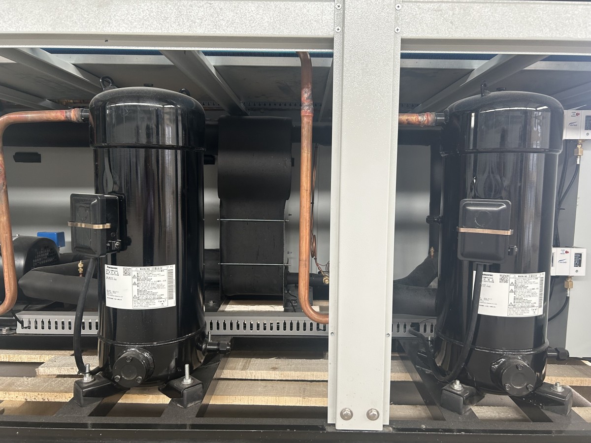 Industrial process chiller (30) Industrial process chiller (30)