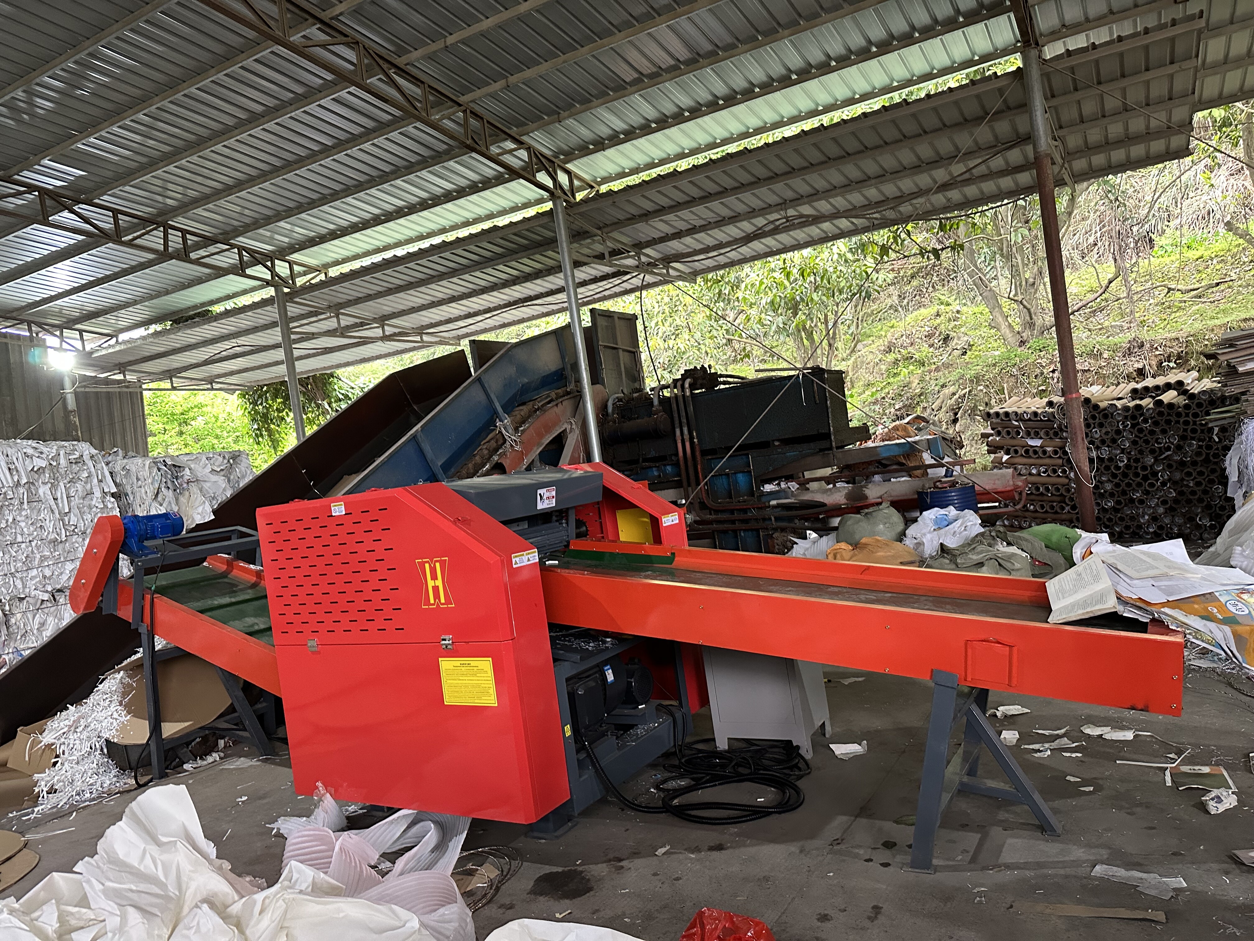 PE PP PET Plastic Film Shredder, High Efficiency Monofilament Film Shredder Machine 1000-2000KG Per Hour,Waste PP Raffia Yarns Shredder Machine Blade Wear Resistance