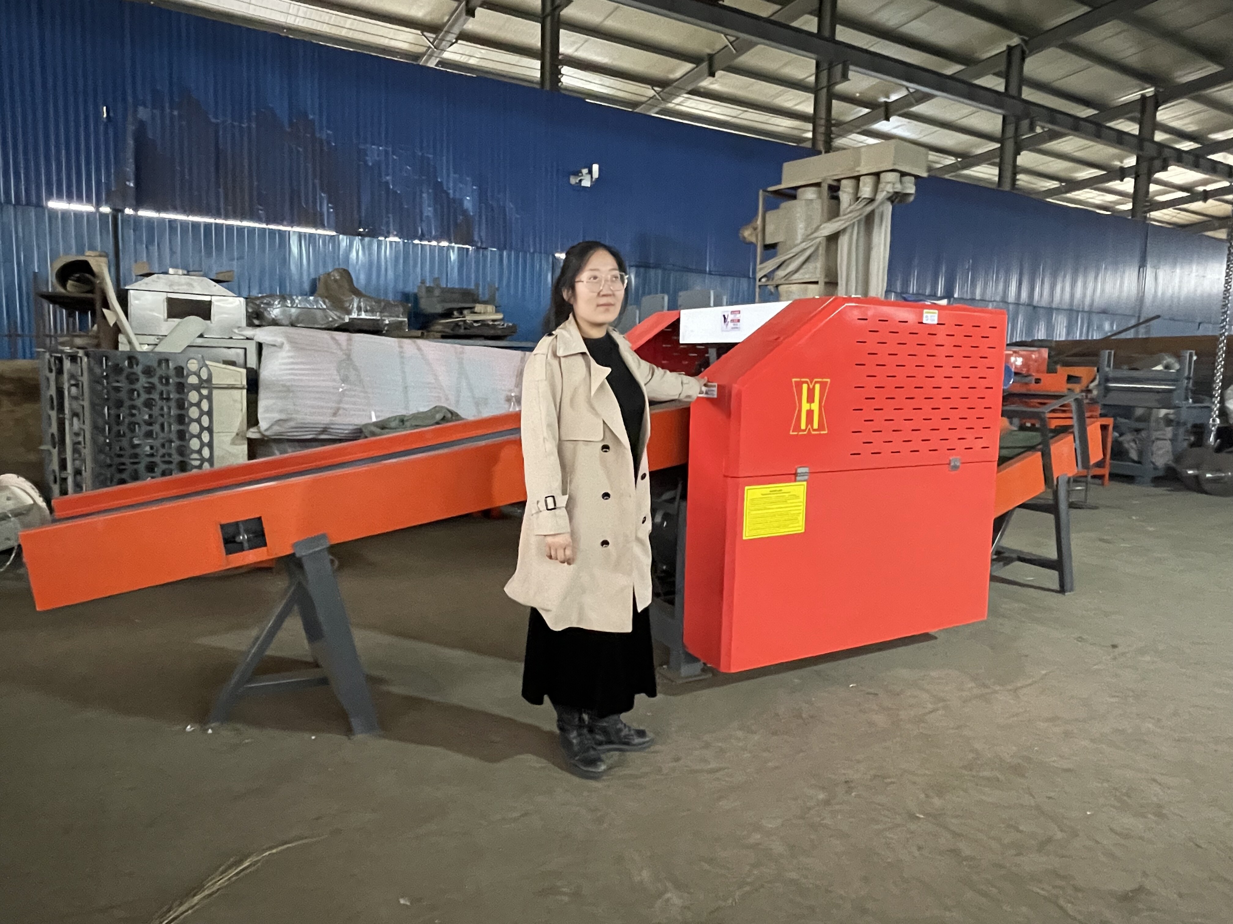 Efficient cutting machine for soft materials like polyester fiber, canvas, and basalt fiber scraps.