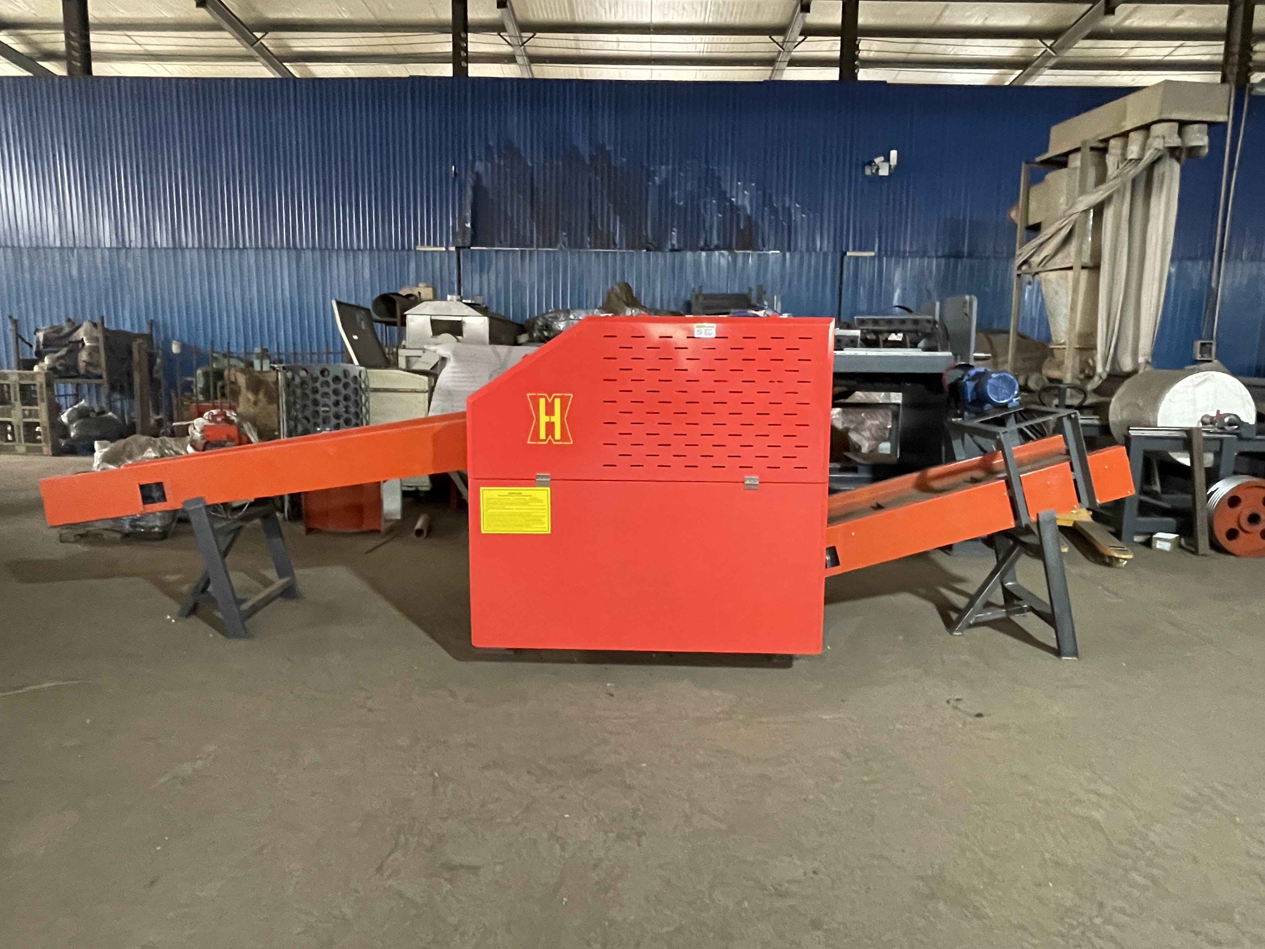 Efficient cutting machine for soft materials like polyester fiber, canvas, and basalt fiber scraps.