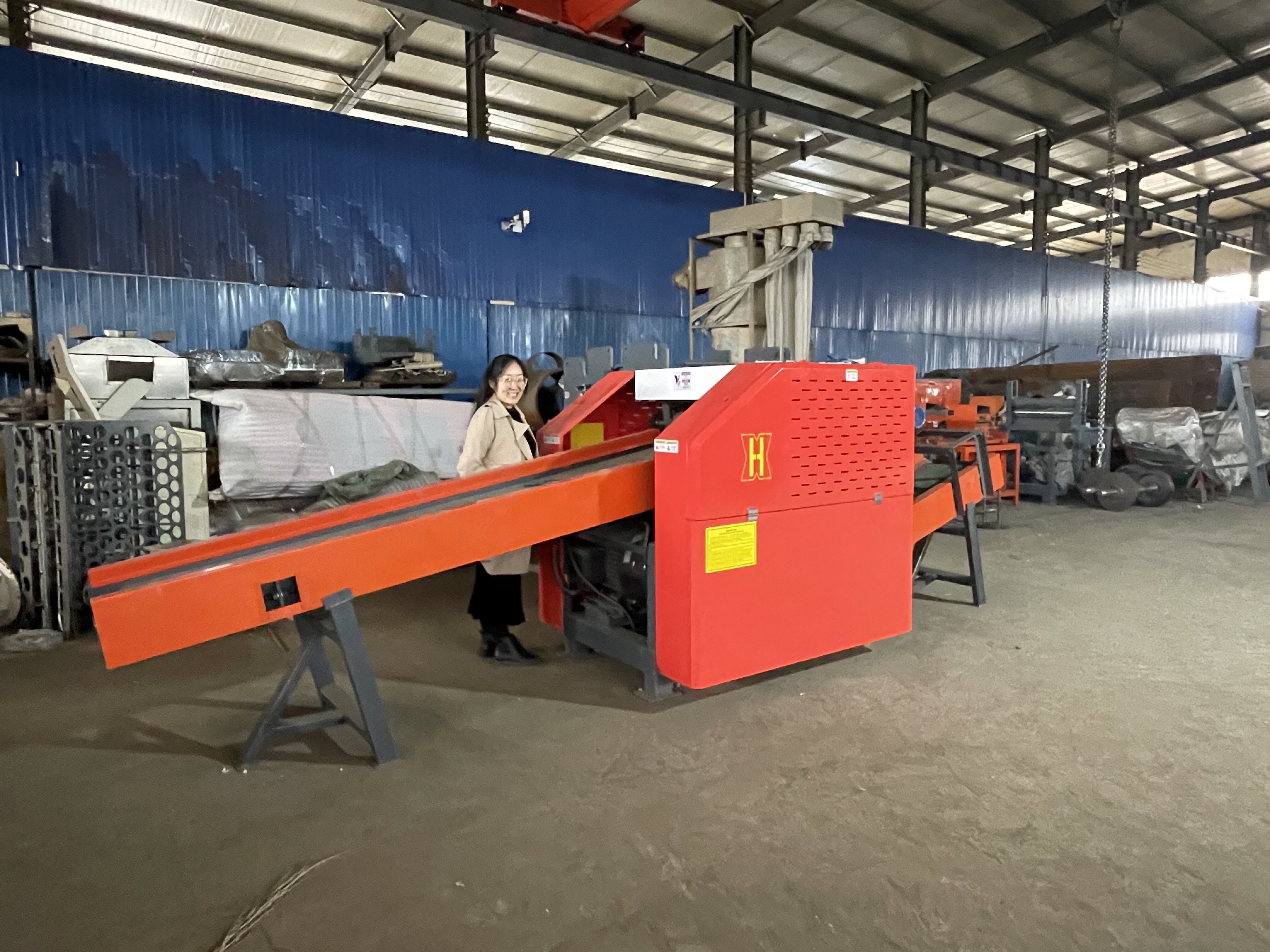 Efficient cutting machine for soft materials like polyester fiber, canvas, and basalt fiber scraps.