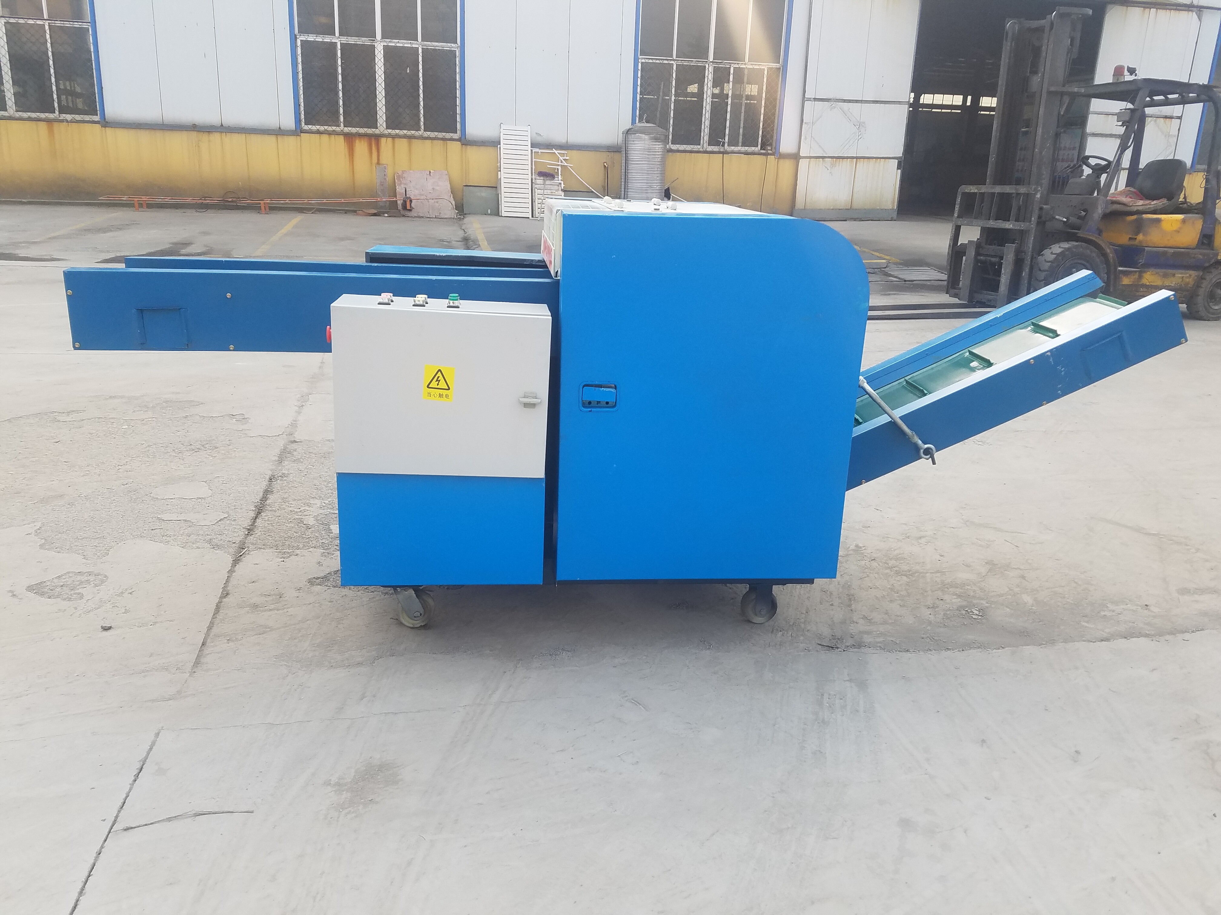 Industrial Waste Non-woven Fabric Shredder PP Woven Bags Sacks Shredder Polypropylene Bags Grinder Large Capacity Electricity Saving