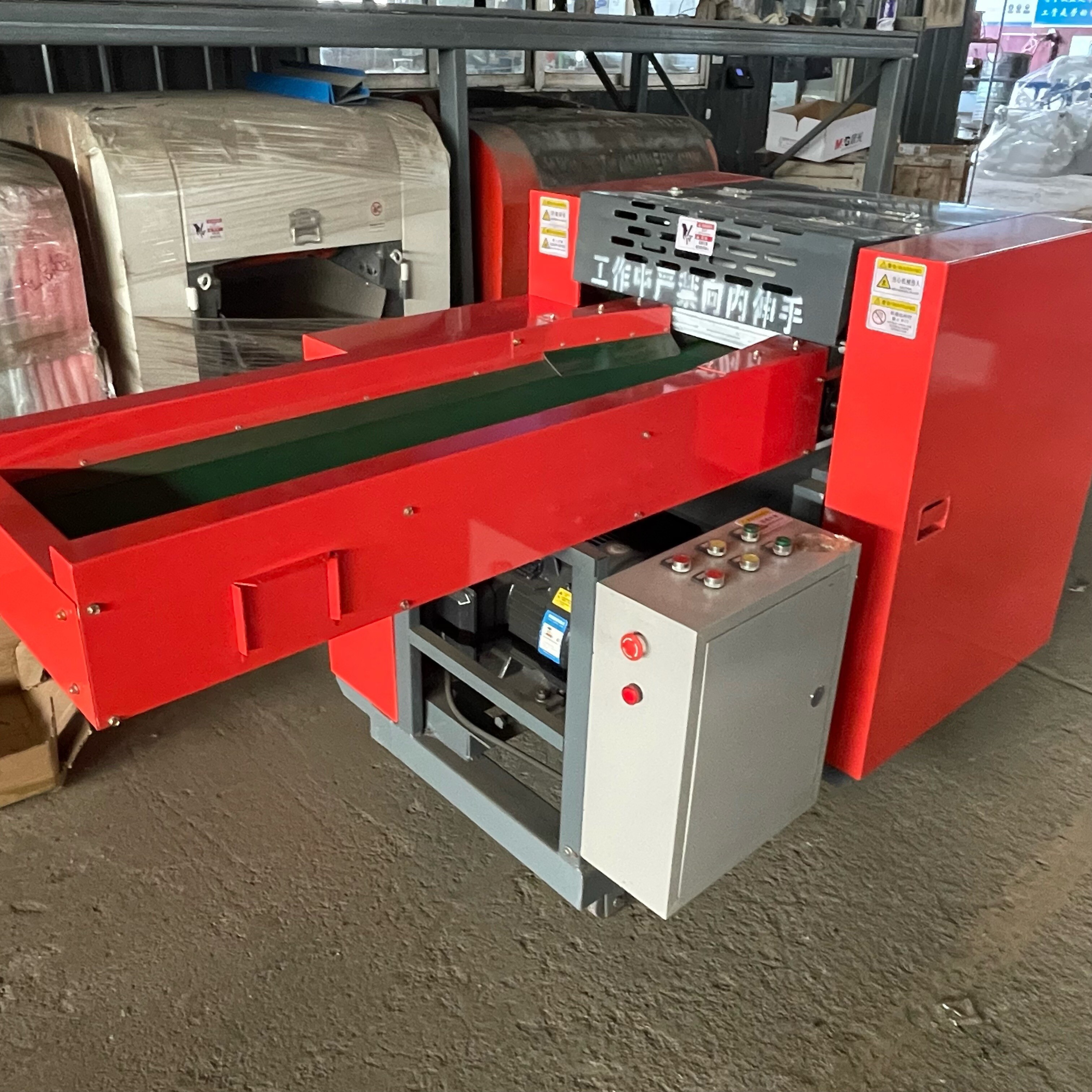 Automobile interior shredder Automobile mat shredder Carpets and fabrics are crushed