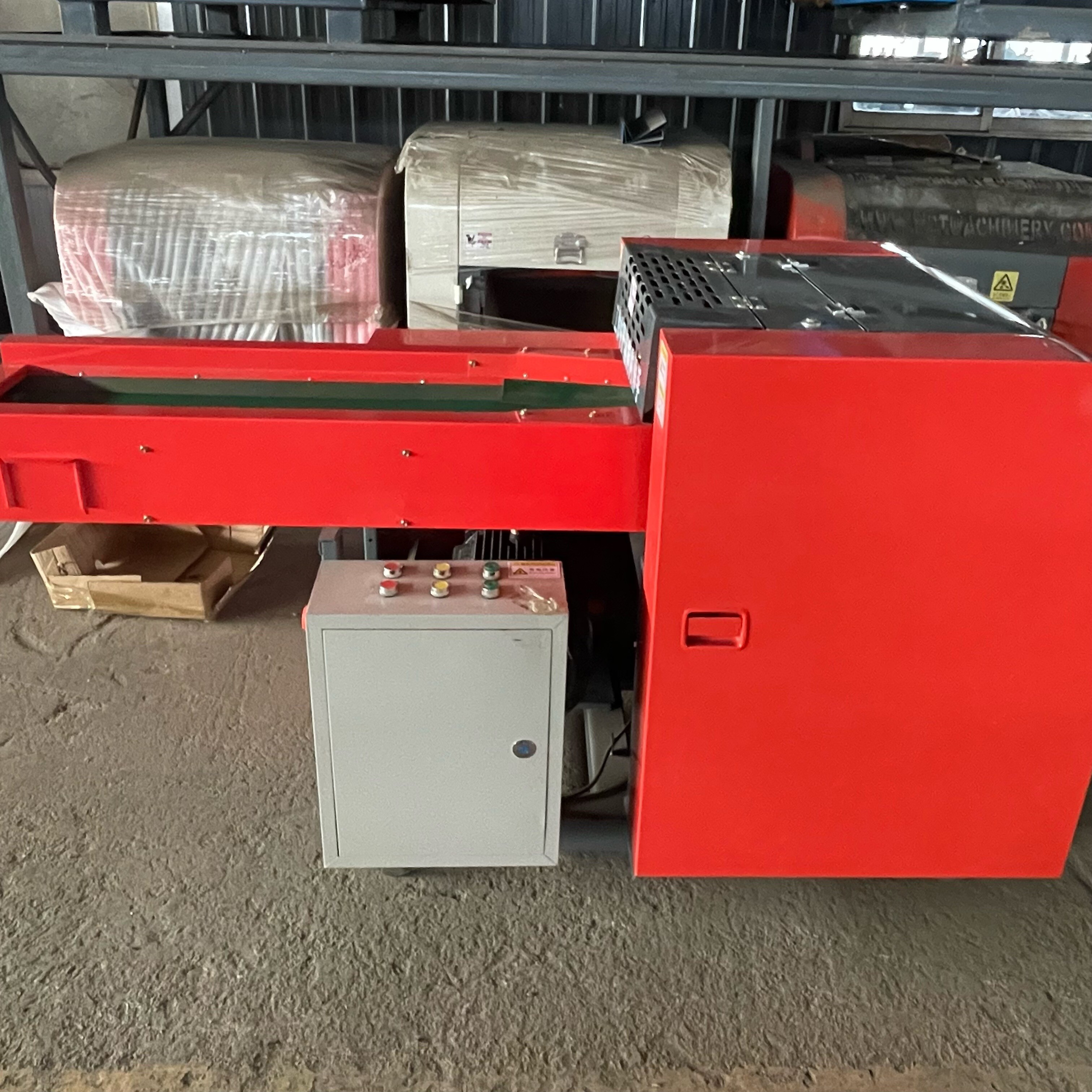 Automobile interior shredder Automobile mat shredder Carpets and fabrics are crushed