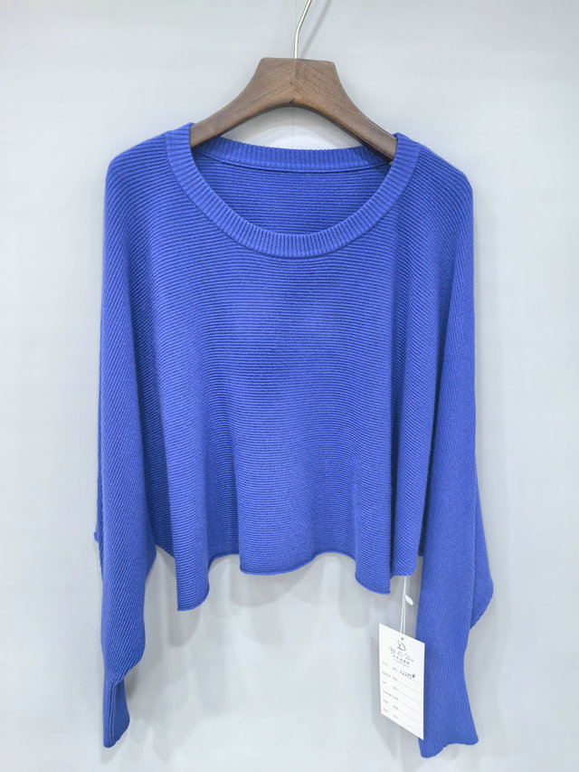 Knitted pullover short style (fashionable)