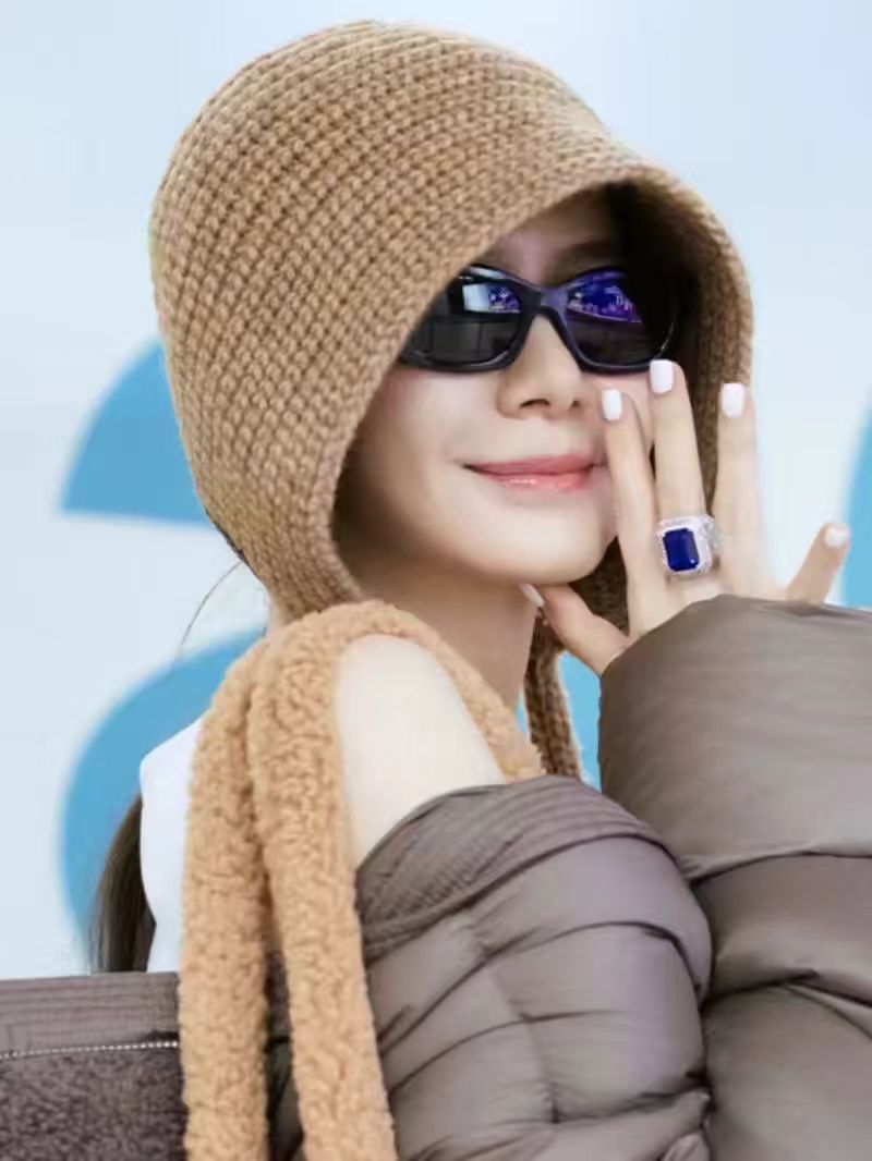 Women's knitted autumn and winter hat