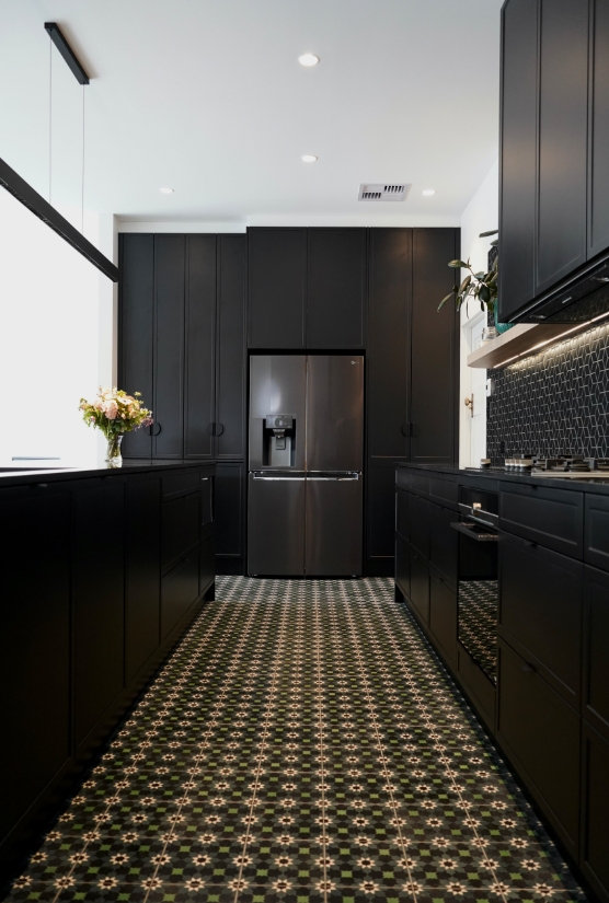 Elegant Kitchen Design: A Symbol of Luxury Living with Its Unique Island Counter and Rich Ambiance