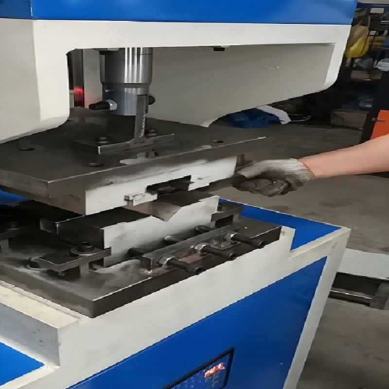 Corner crimping machine 