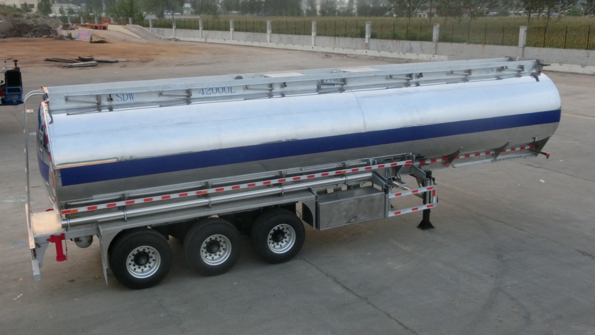 Aluminum tanker Trailer (1)