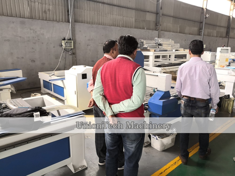 Customers come to visit our factory