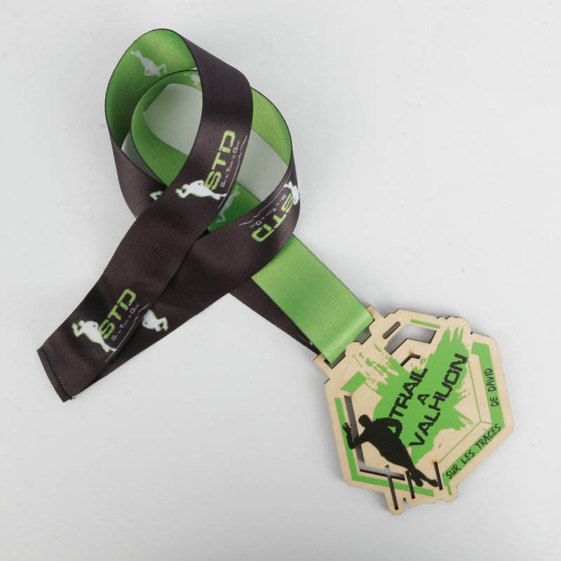 Customized eco-friendly carved UV-printed wooden sports medals for cross-country running, school swimming, martial arts, bamboo medals, jigsaw puzzles, and competition winners.