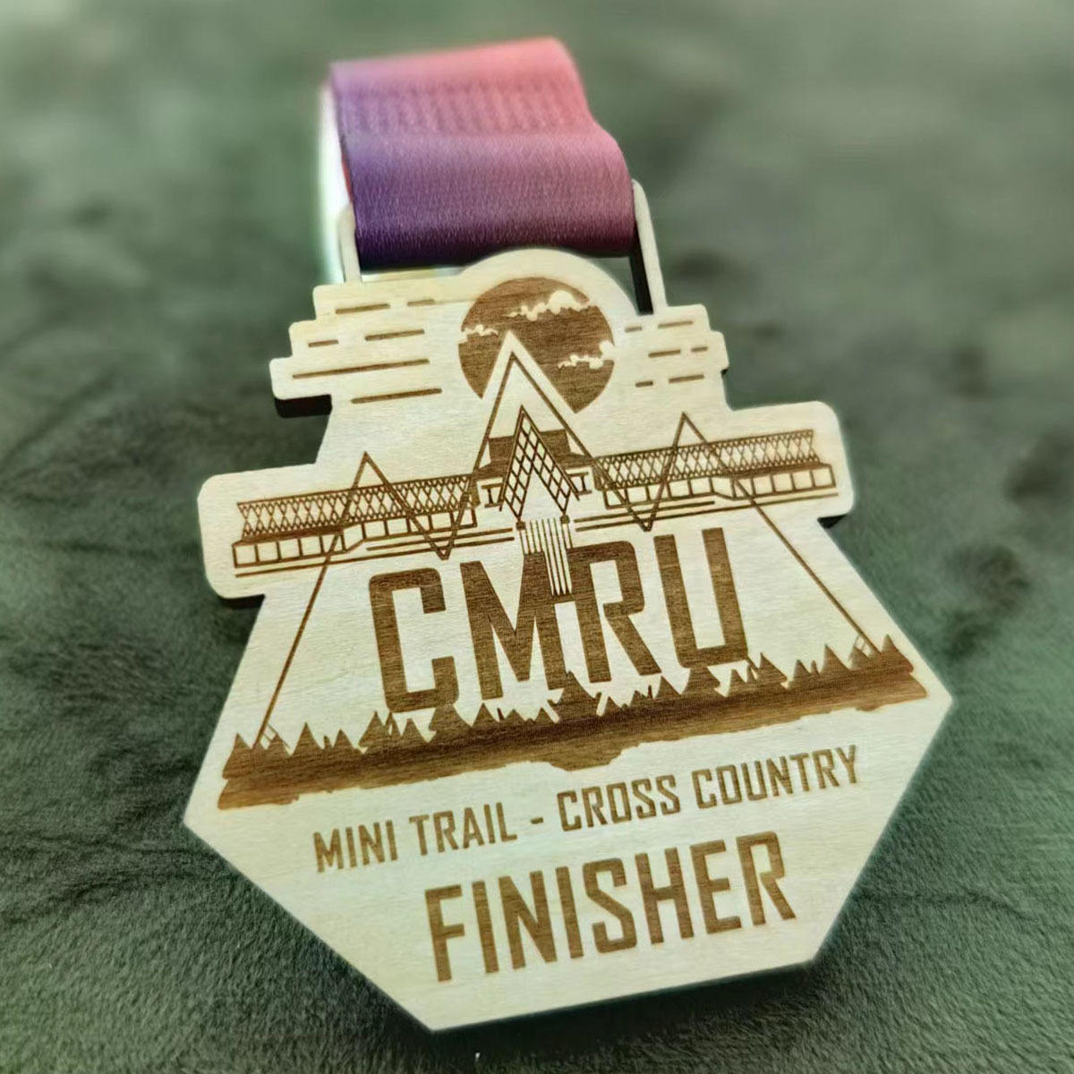 Customized eco-friendly carved UV-printed wooden sports medals for cross-country running, school swimming, martial arts, bamboo medals, jigsaw puzzles, and competition winners.