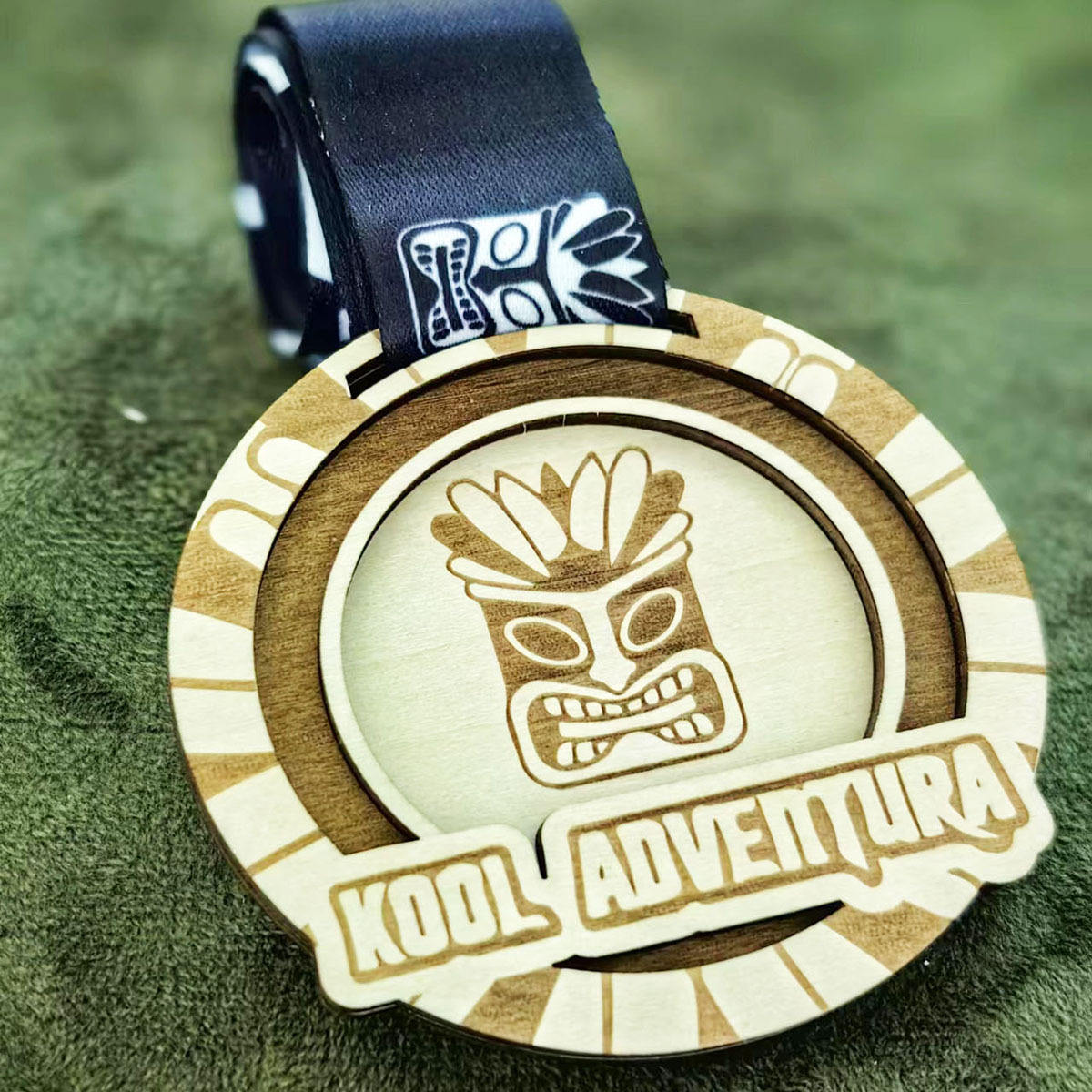 Customized eco-friendly carved UV-printed wooden sports medals for cross-country running, school swimming, martial arts, bamboo medals, jigsaw puzzles, and competition winners.