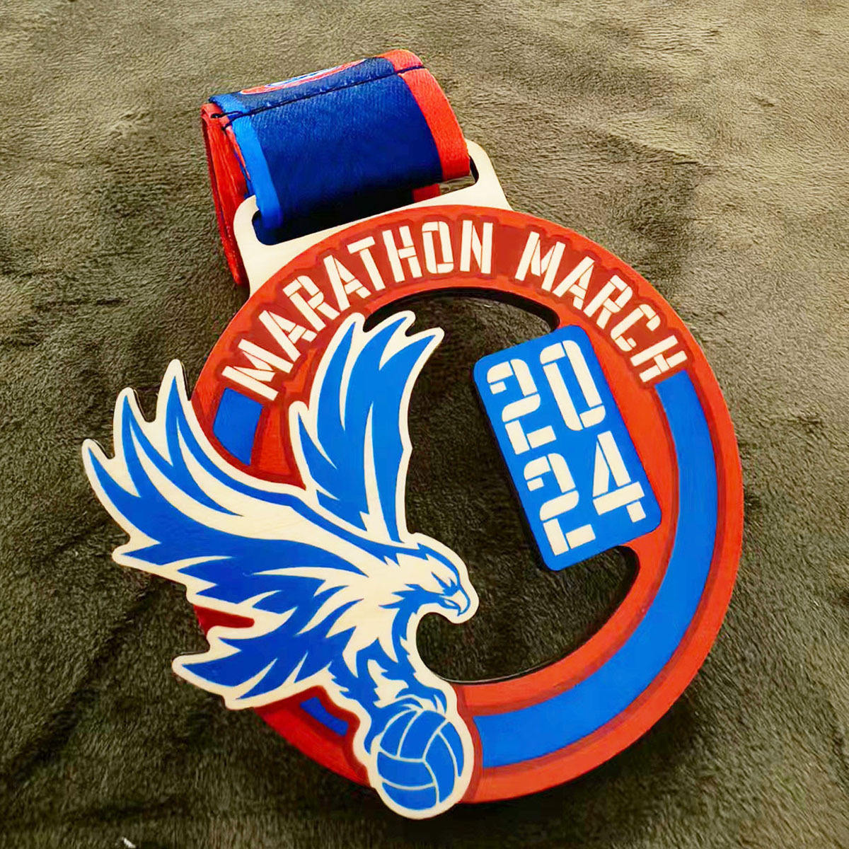 Customized eco-friendly carved UV-printed wooden sports medals for cross-country running, school swimming, martial arts, bamboo medals, jigsaw puzzles, and competition winners.