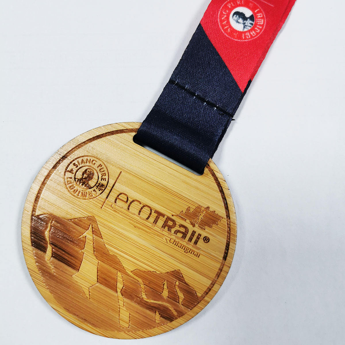 Customized eco-friendly carved UV-printed wooden sports medals for cross-country running, school swimming, martial arts, bamboo medals, jigsaw puzzles, and competition winners.