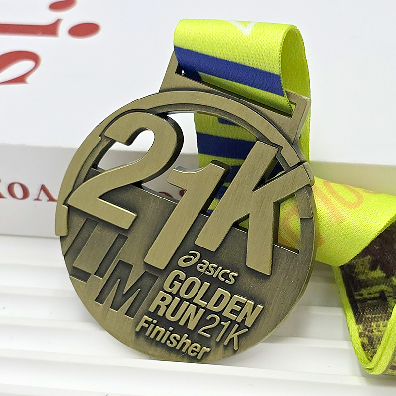 Retro bronze hollow three-dimensional medal gold run half marathon finish commemorative medal metal texture sports honor medal