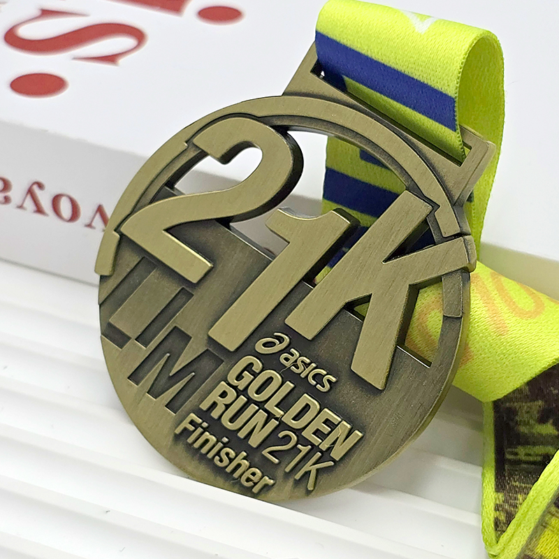 Retro bronze hollow three-dimensional medal gold run half marathon finish commemorative medal metal texture sports honor medal